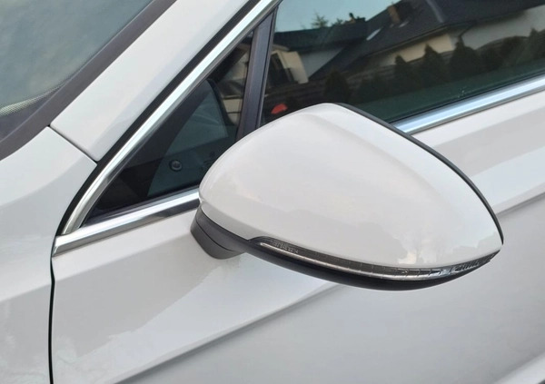 Volkswagen Passat cena 69900 przebieg: 217000, rok produkcji 2017 z Tychowo małe 172